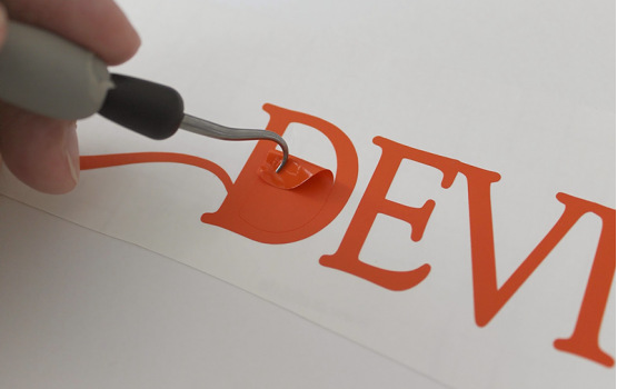 Cutting litere de vinil
